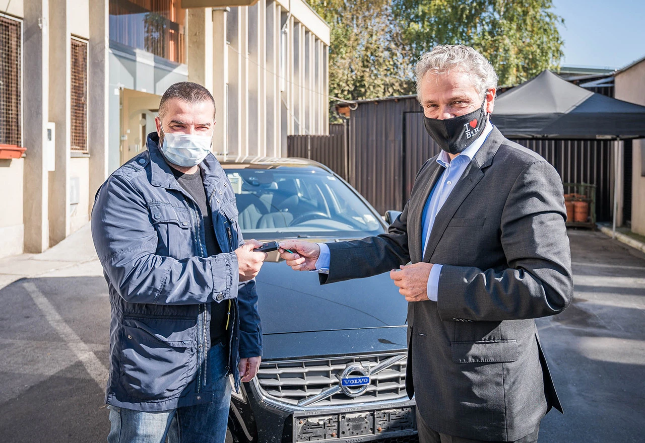 Sattler uručio automobil humanitarnoj udruzi za obilazak potrebitih obitelji