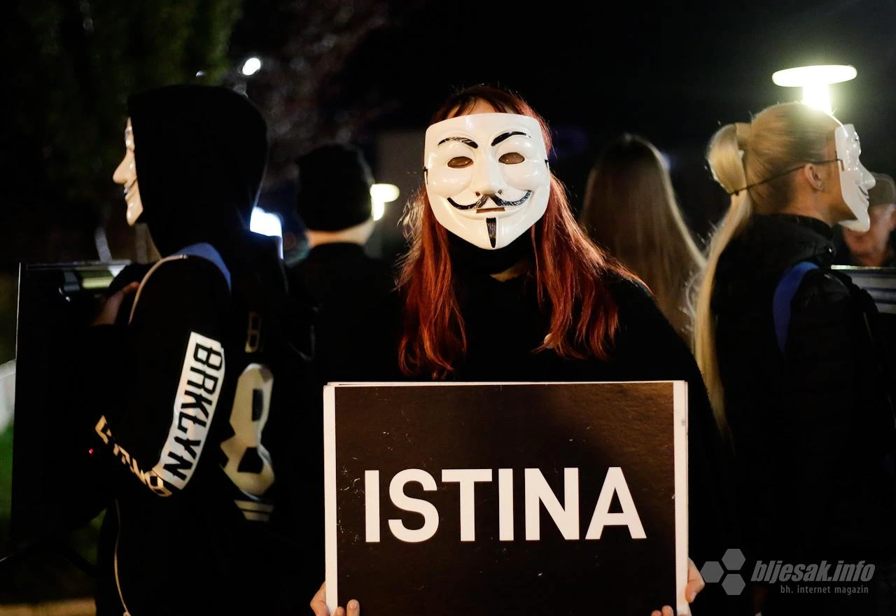 Djeca gledaju Peppu Pig a jedu svinjetinu