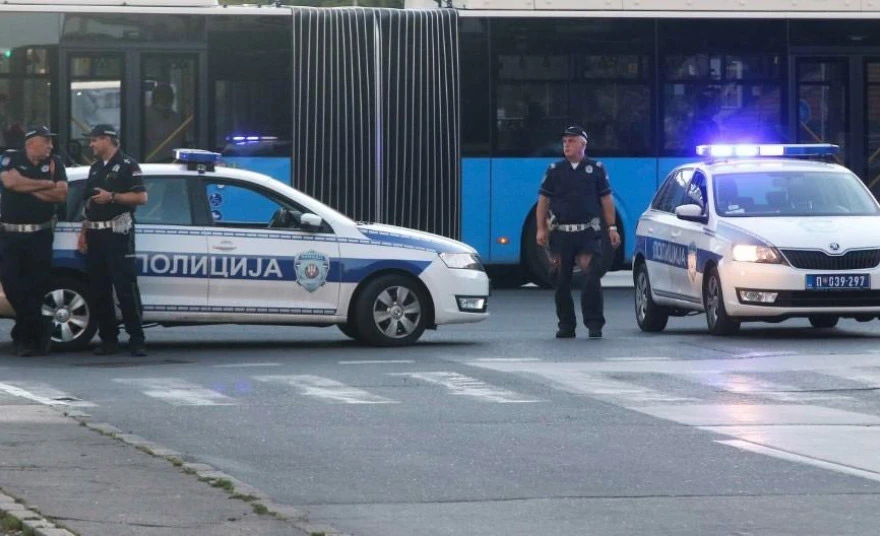 Ranjen policajac, napadač ga izbo više puta