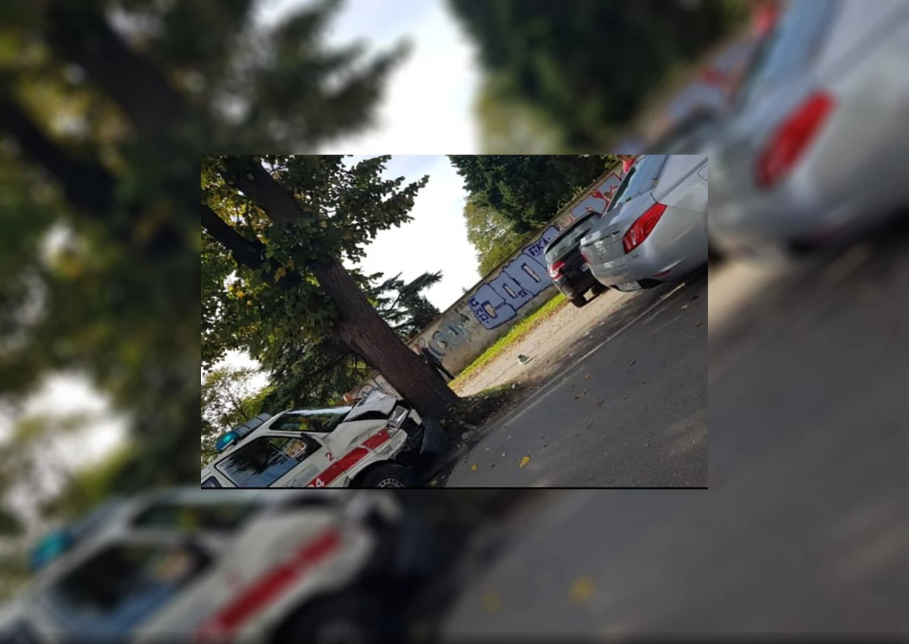 Mostar: Vozilo Hitne pomoći nakon sudara udarilo u stablo