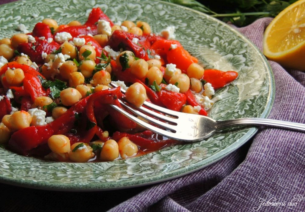 Salata od pečene paprike i slanutka
