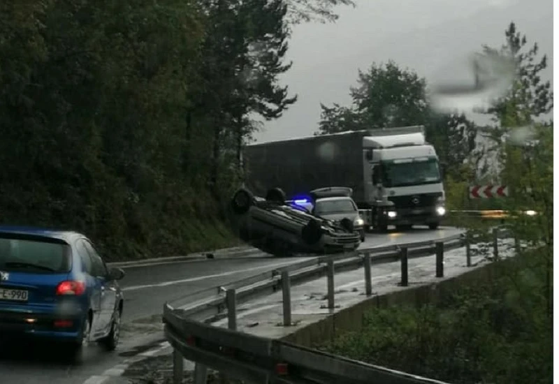 Jablanica: Automobil završio na krovu