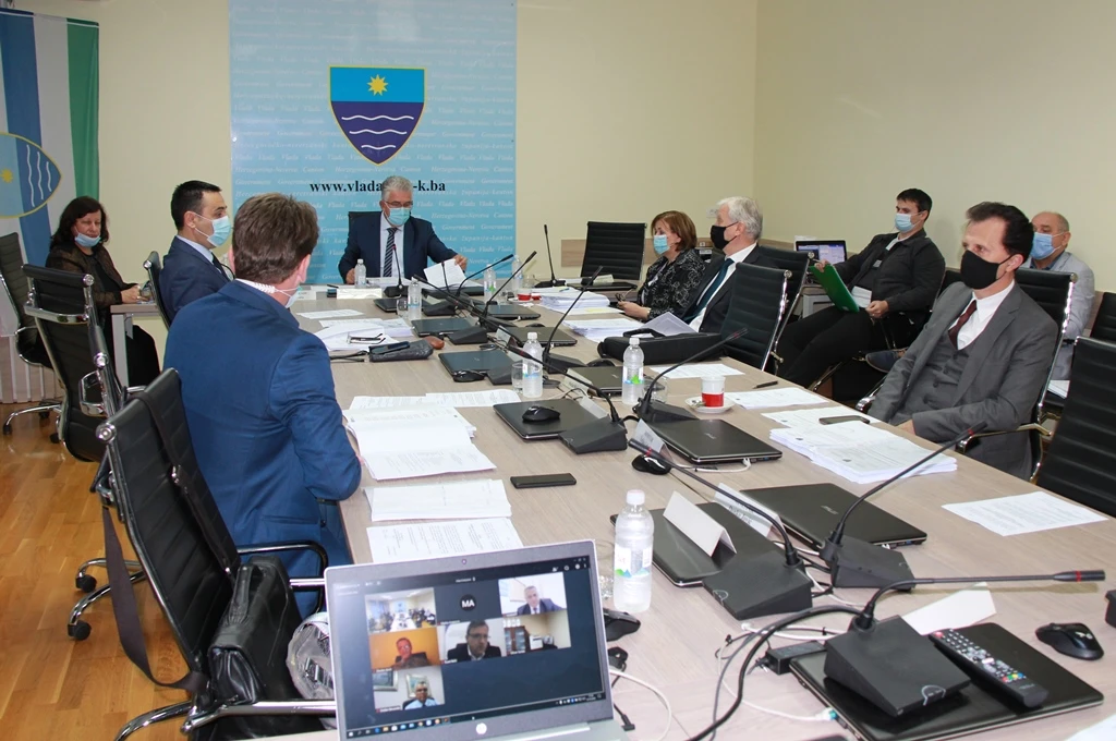 Vlada 'oblači' policiju i donosi mnoge mjere