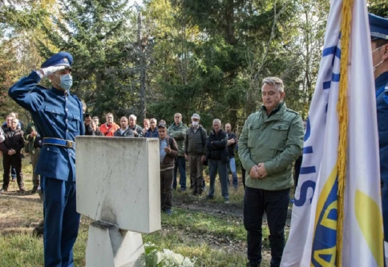 Komšić sa suborcima odao počast poginulim borcima 1. Korpusa ARBiH