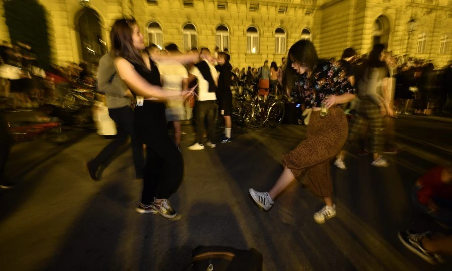 Masovni tulumi ispred HNK u doba korone
