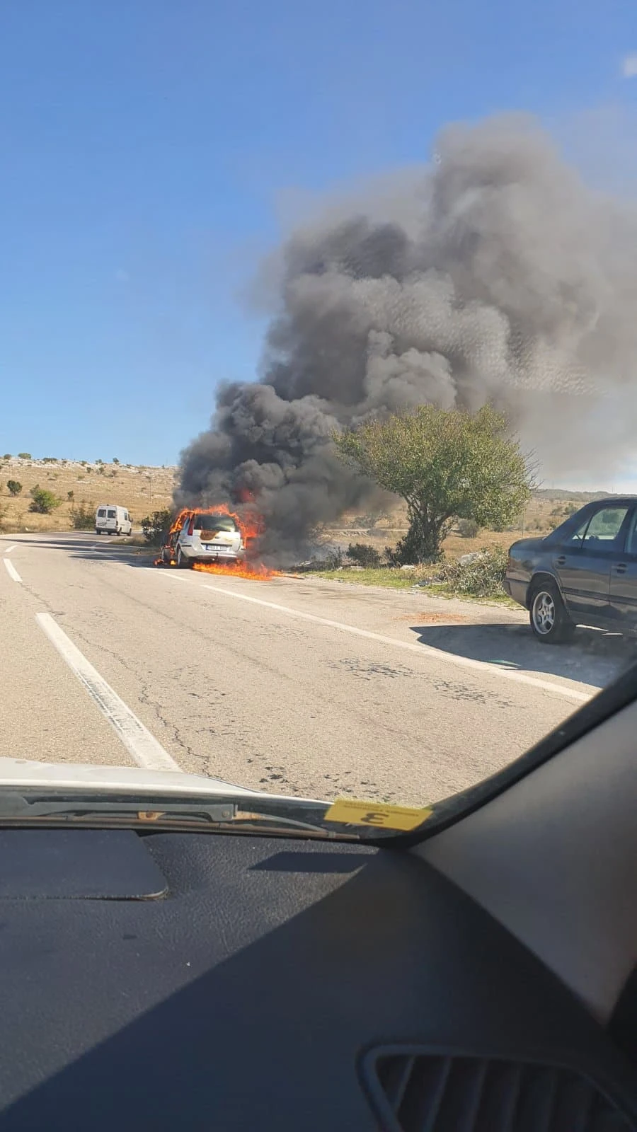 Zapalio se automobil na cesti za Nevesinje