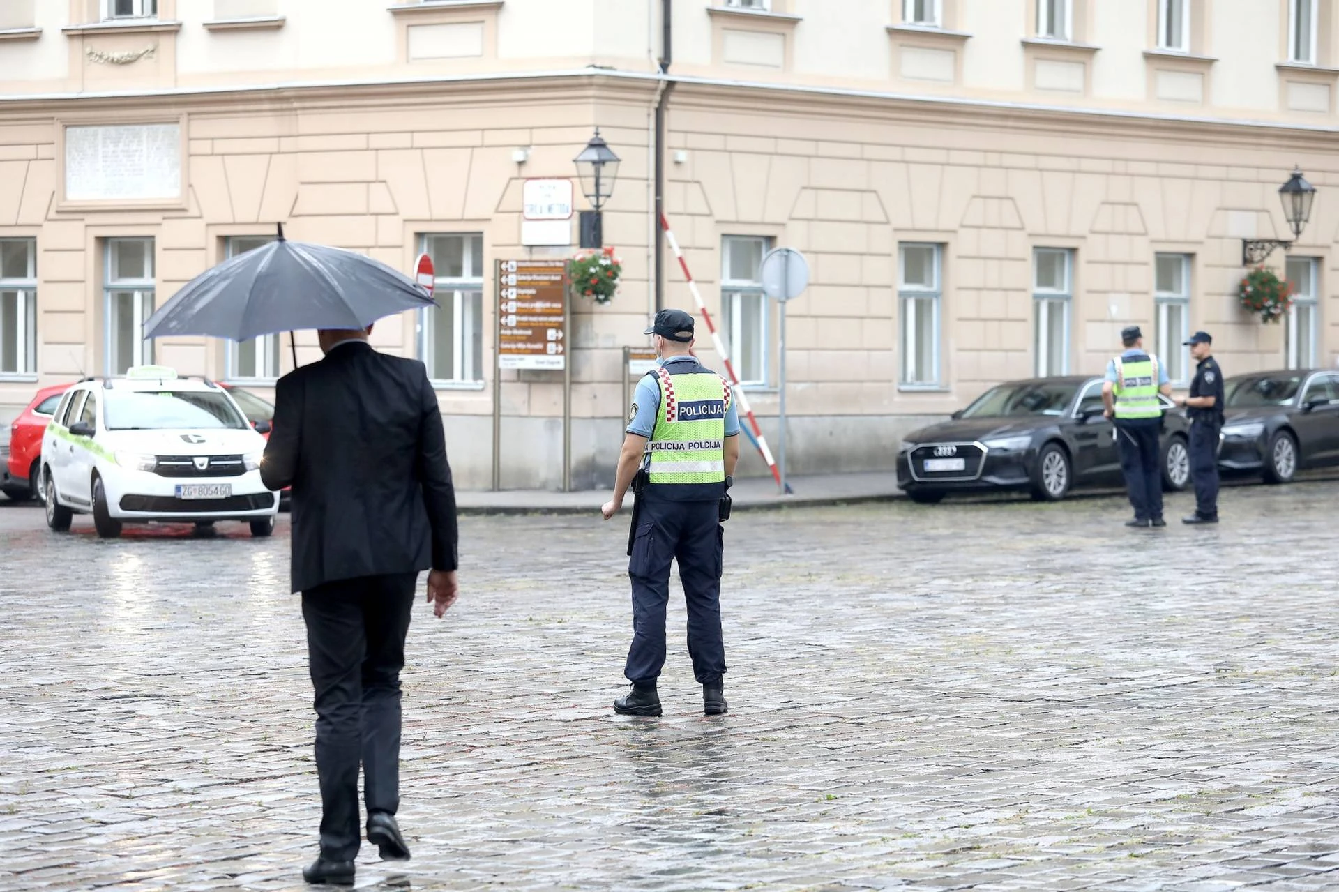Drama ispred Vlade RH: Ustrijeljen policajac na Markovom trgu, napadač se ubio!