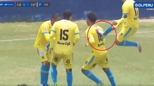 Pa ti zabij gol: Suigraču čestitao opasnim kung-fu udarcem!