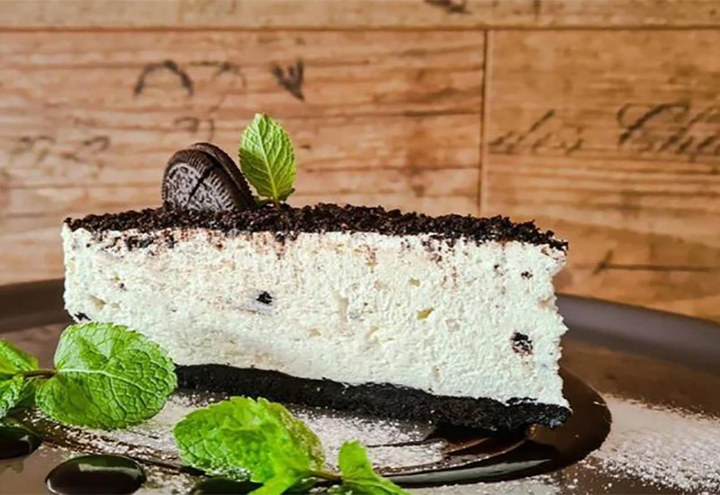 Kolač bez pečenja od oreo keksa i sira savršena je slastica uz poslijepodnevnu šalicu kave