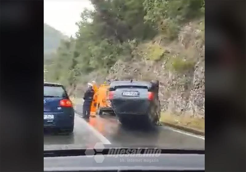 Žovnica: Automobil završio na krovu