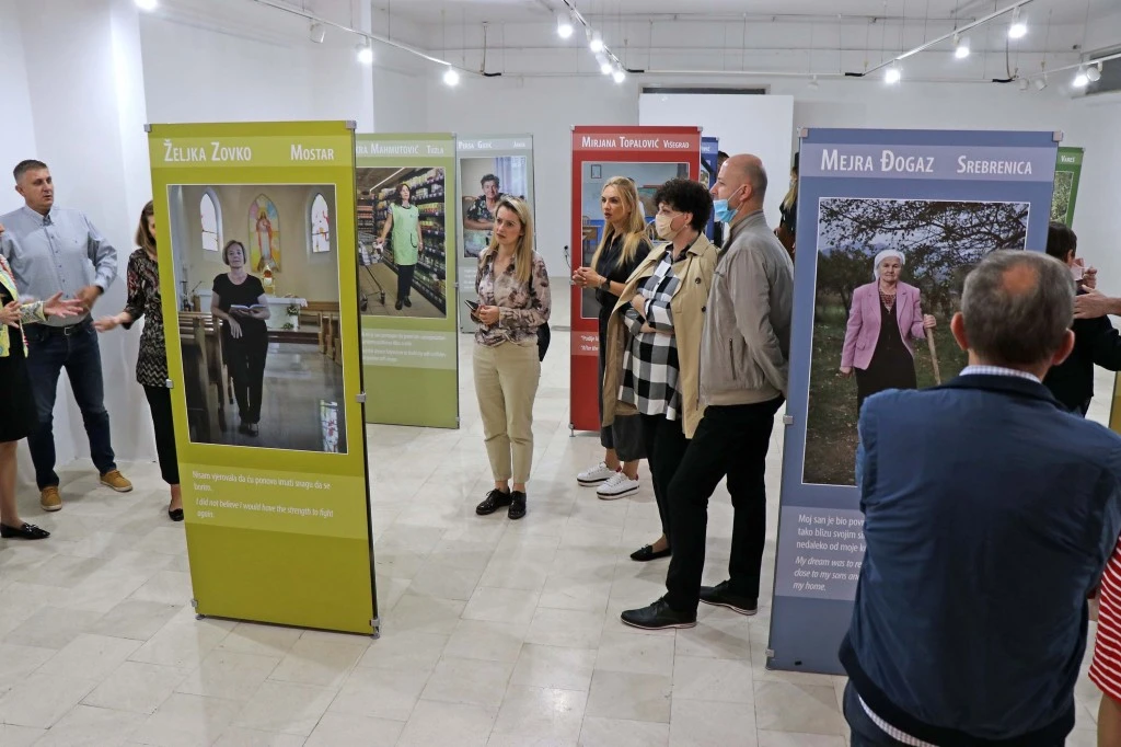 U Mostaru otvorena izložba fotografija 'Žive smo' Cornelije Suhan