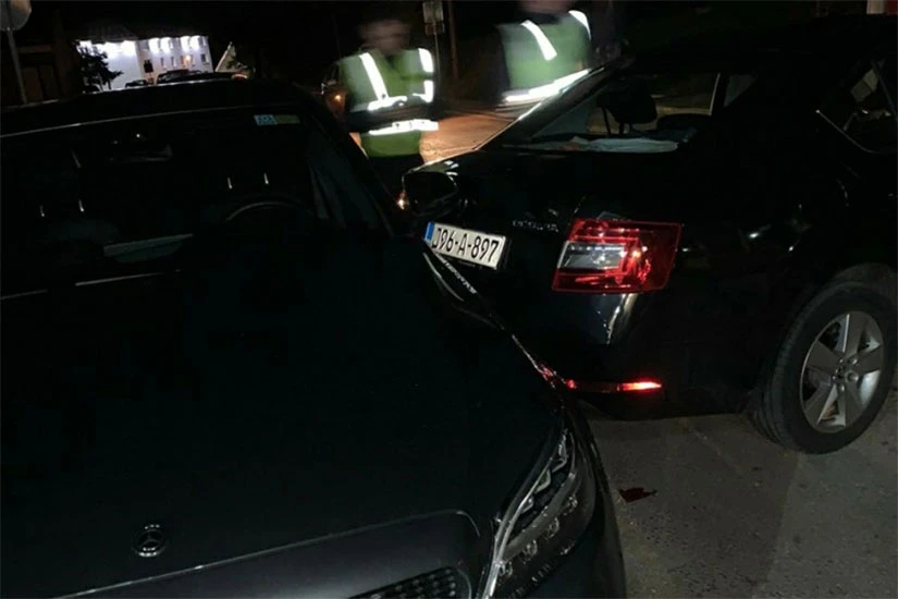 Službeni automobil bez vozača razbio skupocjeni Mercedes