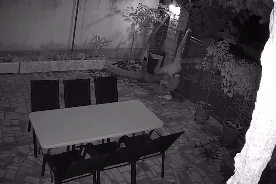 Mostar: Lopov zapeo na ogradi, pa visio dok je Hitna došla