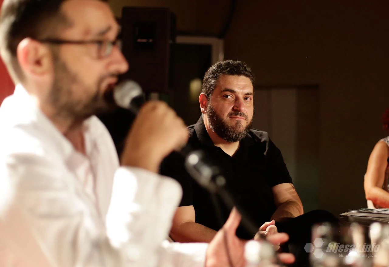 "Tu ste ti i tvoja tiha egzistencija, zabavljaju te sarkazam i ironija življenja"