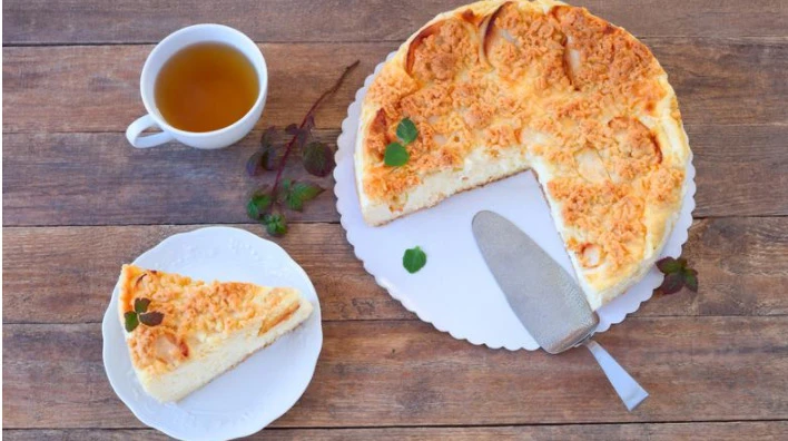 Jesenski mrvičasti cheesecake s jabukama