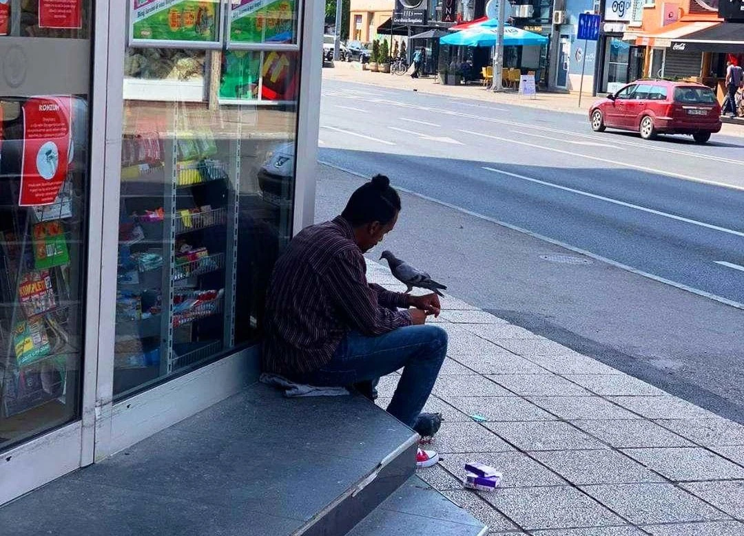 Posebna fotografija u bh ulica: Migrant podijelio obrok s golubovima