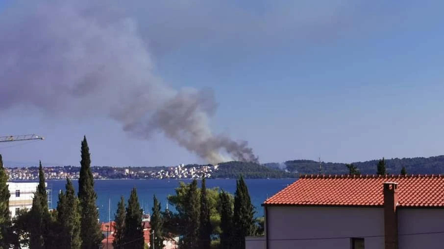 Veliki požar na Čiovu, dvije kuće evakuirane