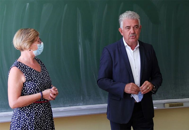 Premijer u školi bez maske
