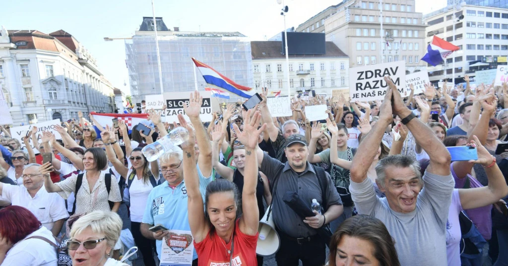 Prosvjednici protiv protuepidemijskih mjera - Dosta je!