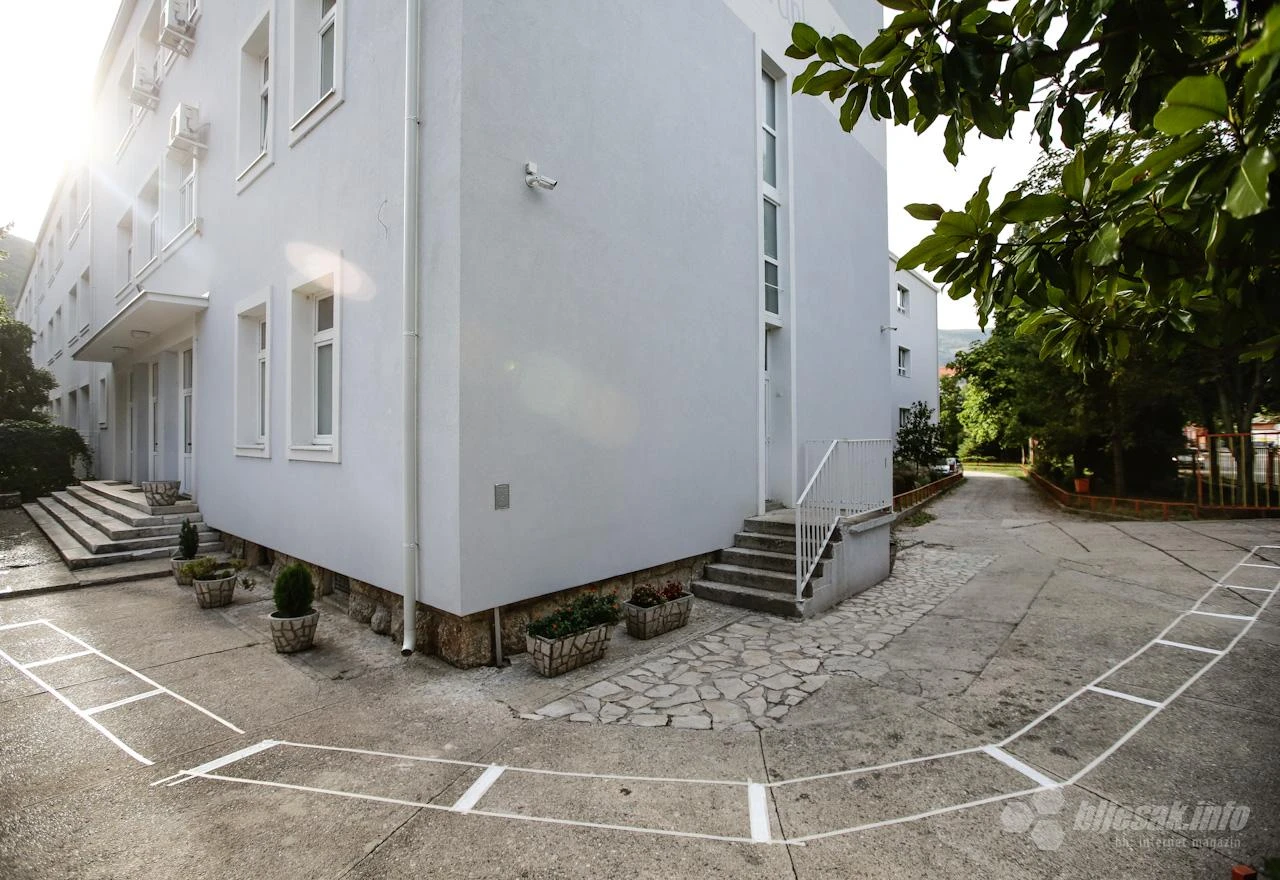 Cvijeće, brojevi, krugovi: Kreativna distanca u mostarskim školama