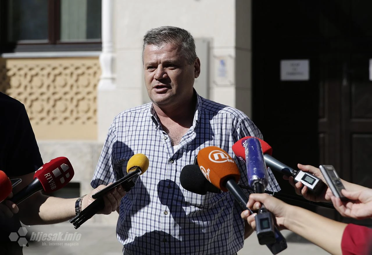 Zavatrilo ispred Gradske uprave: Tko je tu legalan?