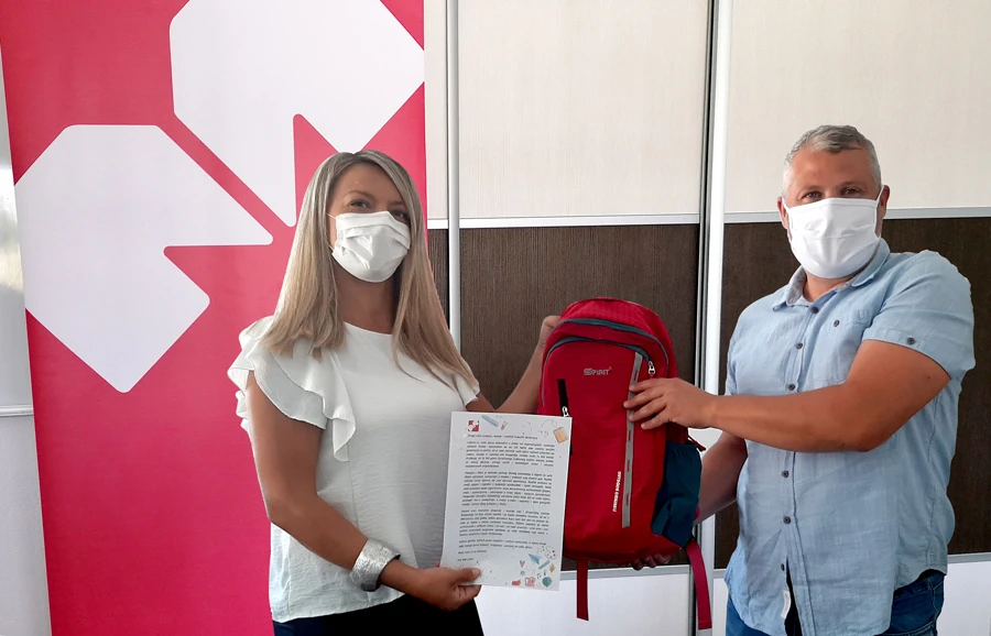 U prve školske klupe u pratnji roditelja i s prigodnim poklonom