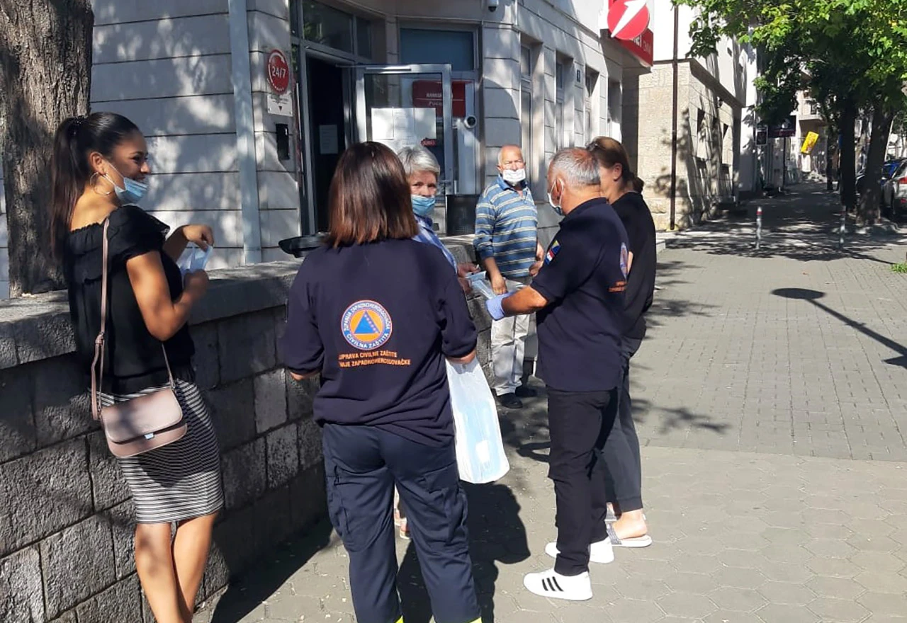 Crveni križ i Civilna zaštita ŽZH građanima dijelili maske