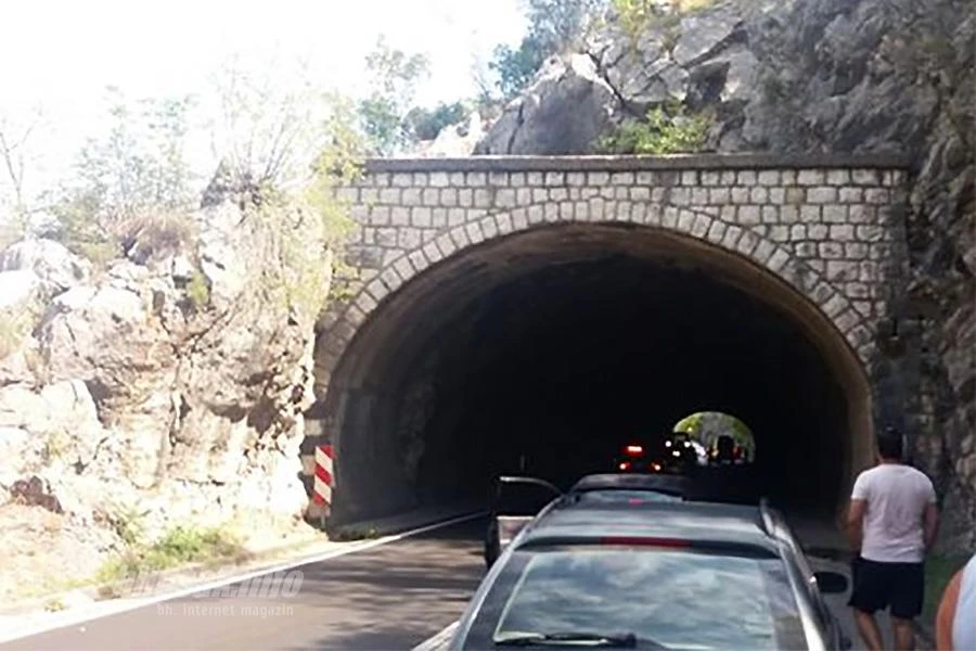 Počitelj: Sudar motora i kombija u tunelu