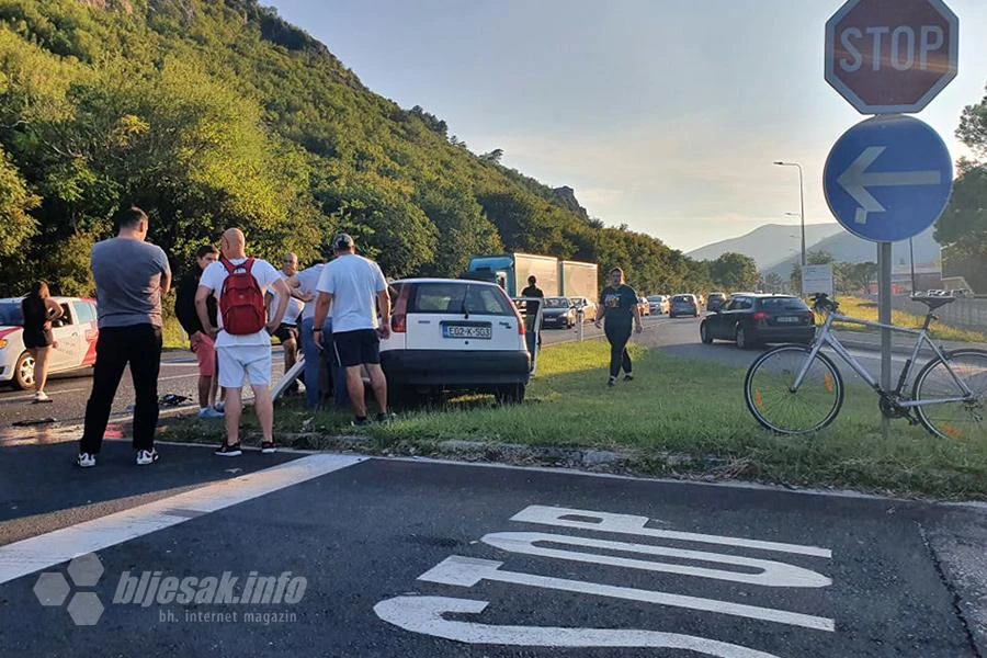 Sudar dva vozila na sjevernom ulazu u Mostar, nastala veća šteta