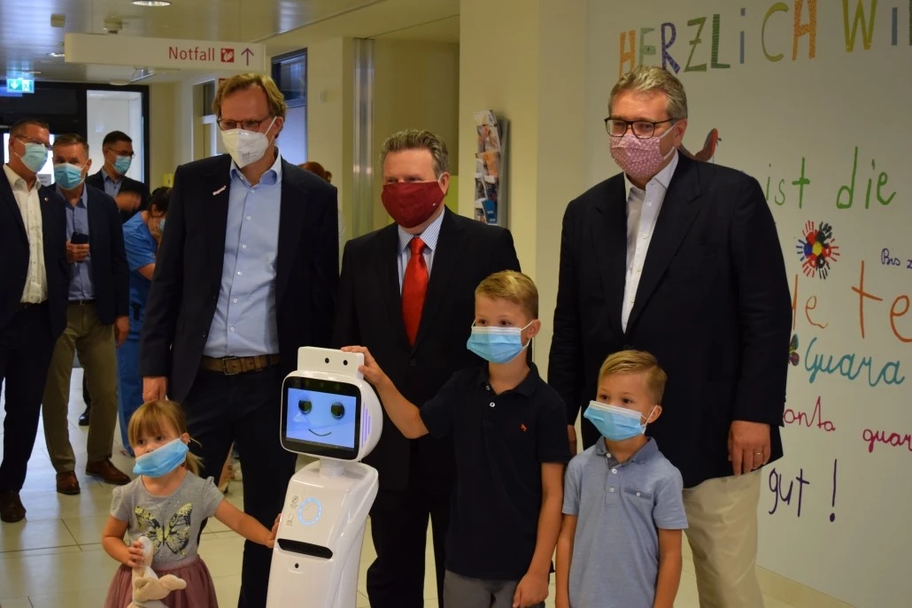 Tri zdravstvena robota rade s djecom