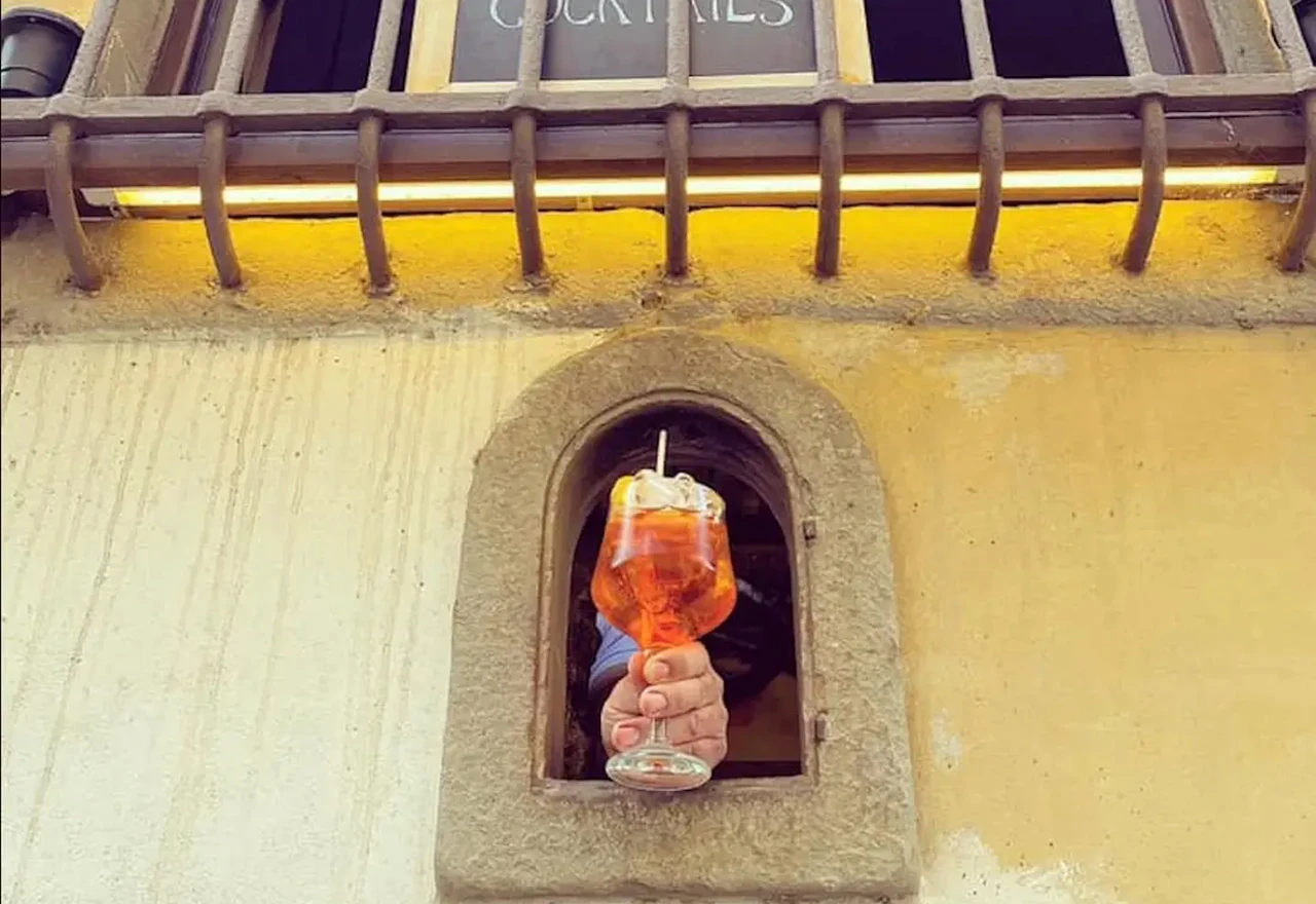 S pojavom pandemije u Firenci se vratili i ''vinski prozori''