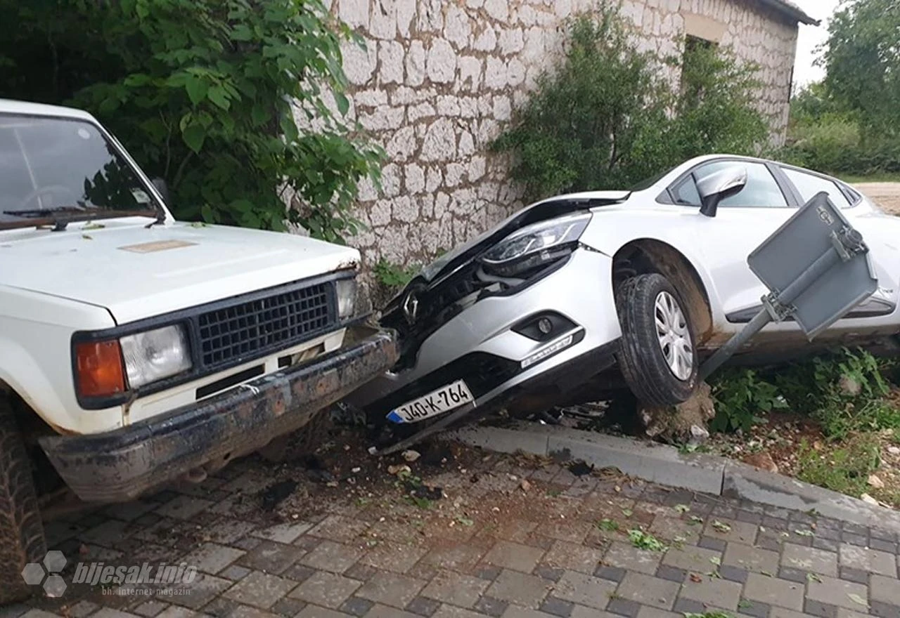 Polog: Renaultom sletio s ceste i udario u parkirano vozilo