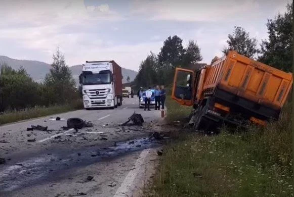 Stravične scene na mjestu nesreće u kojoj su poginuli roditelji i beba