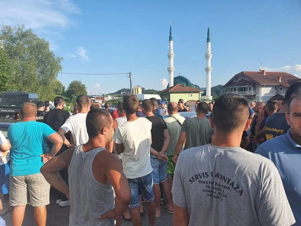 Kaos u Krajini: Blokada i prosvjedi, polupani prozori na autobusu koji je prevozio migrante