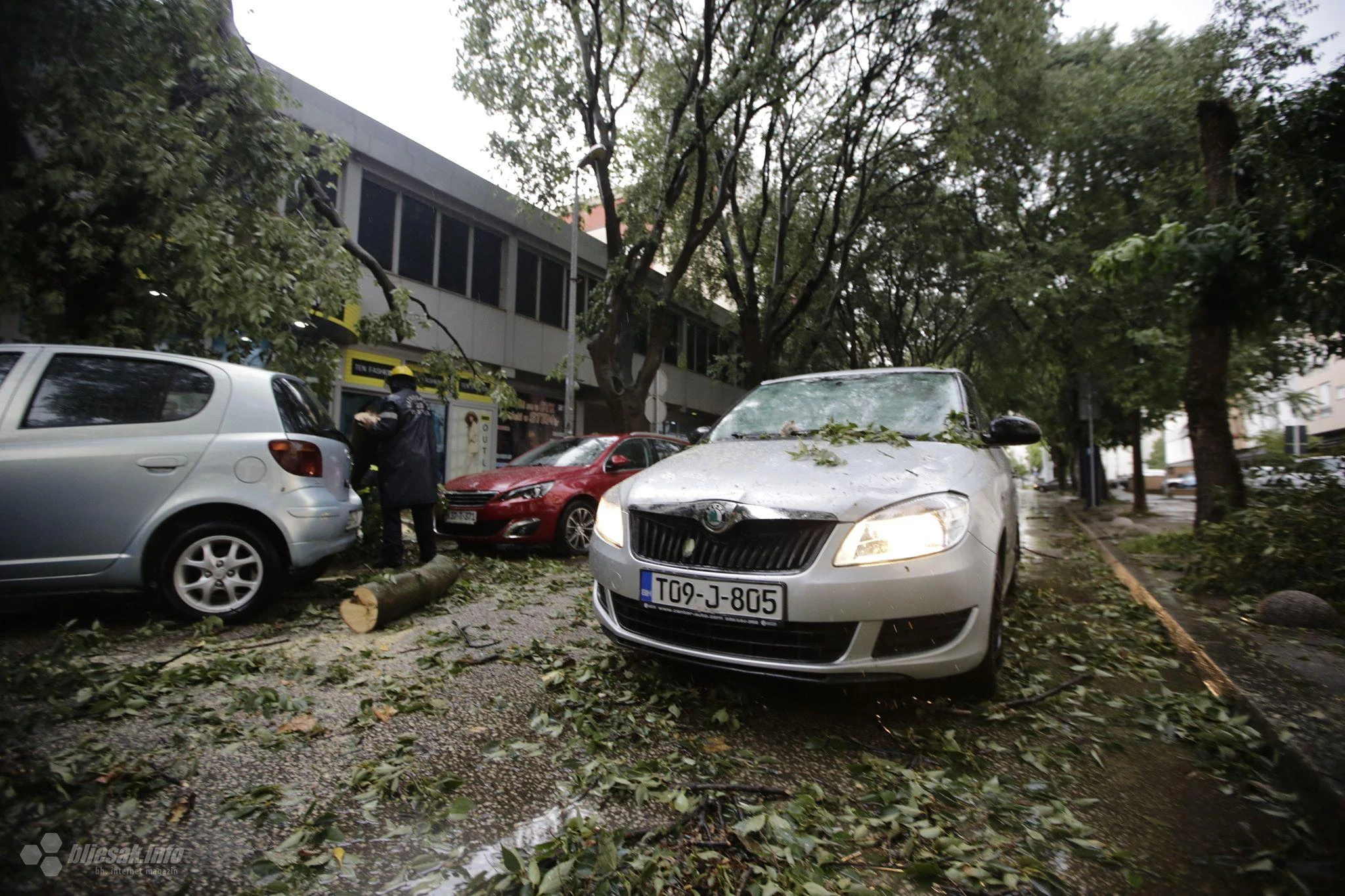 Nevrijeme u Mostaru: Kontejneri 'šetali' po ulici, oštećeni automobili