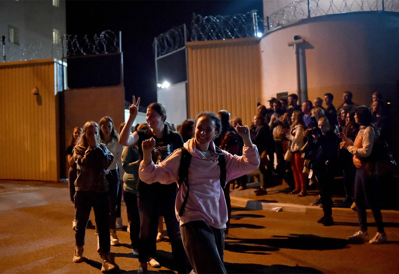 Tisuće privedenih puštaju na slobodu, šef policije se ispričao