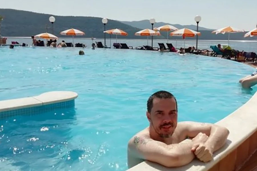 Policija u Neumu tukla pendrecima pjevača i 10 djevojaka iz Tuzle?!
