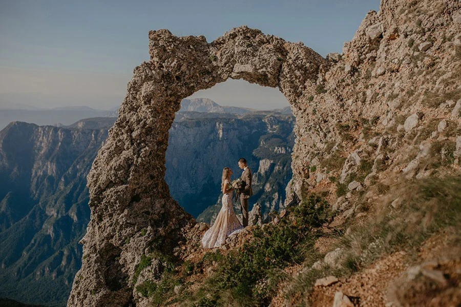 Romantika! Magične fotografije mladenaca na vrhu Čvrsnice