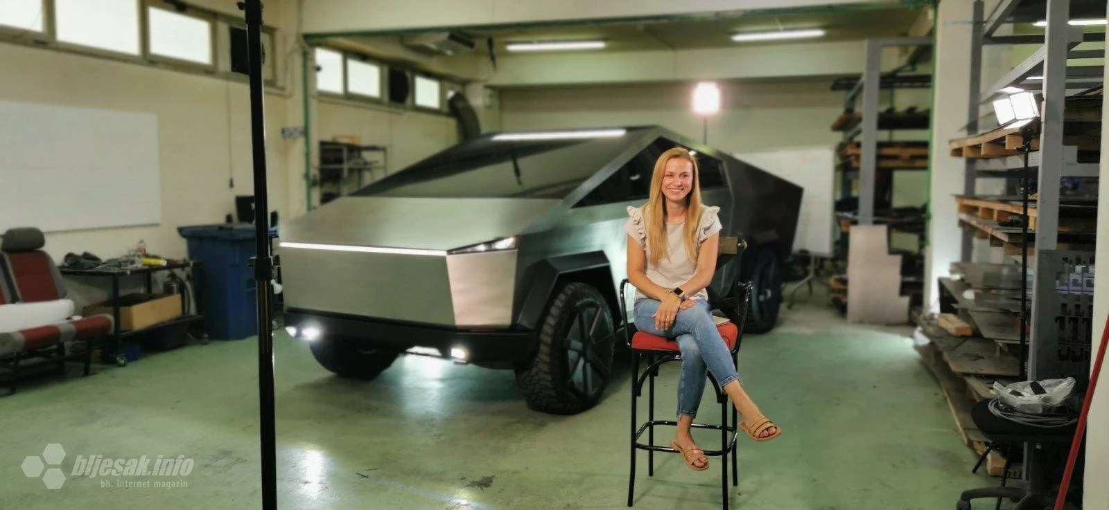 Iza mostarskog Cybertrucka stoji žena!