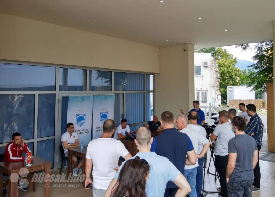 Savez kontra logike: Na tribine smije samo šest novinara, a na press može i 50!