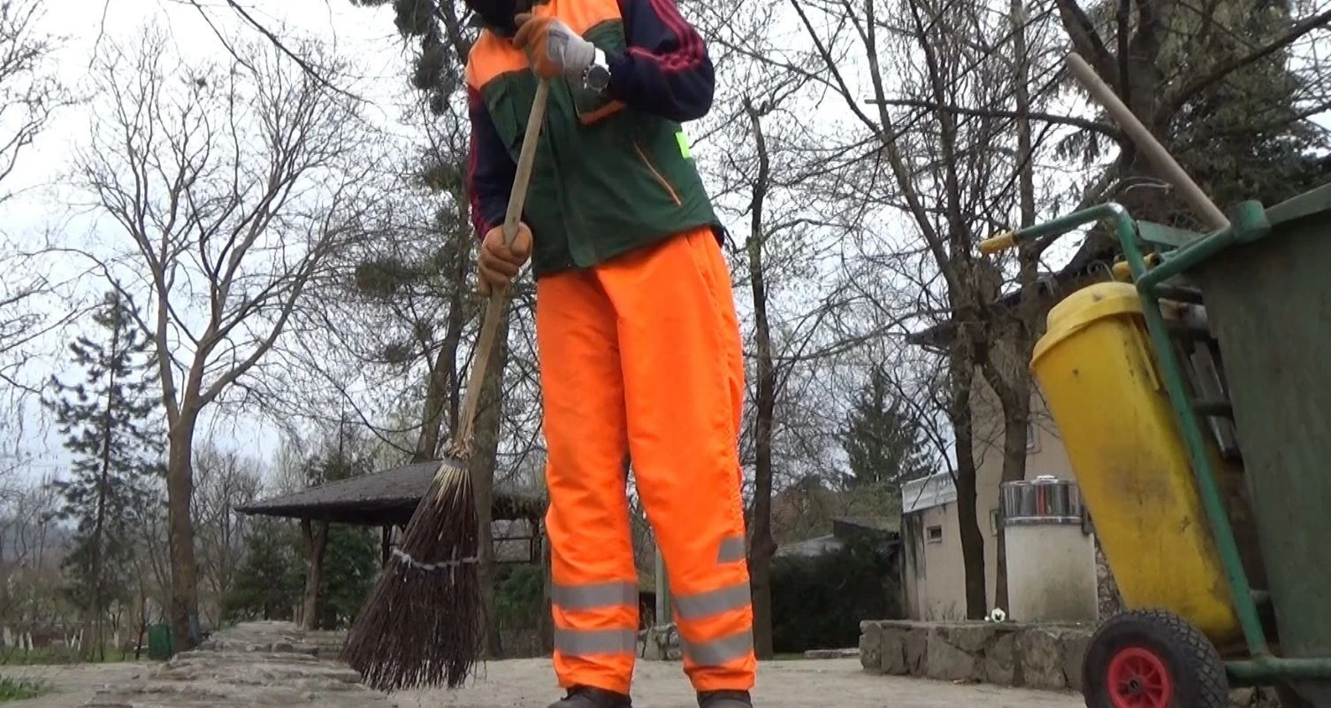Rad u javnom interesu: Osuđenici metu ulice