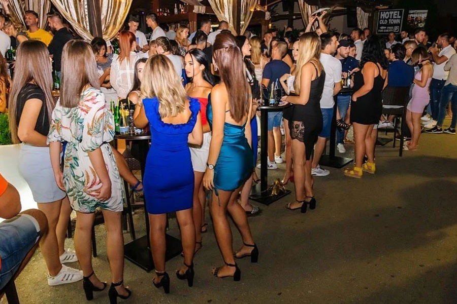 Noćni život u vrijeme korone - bez distance i maske