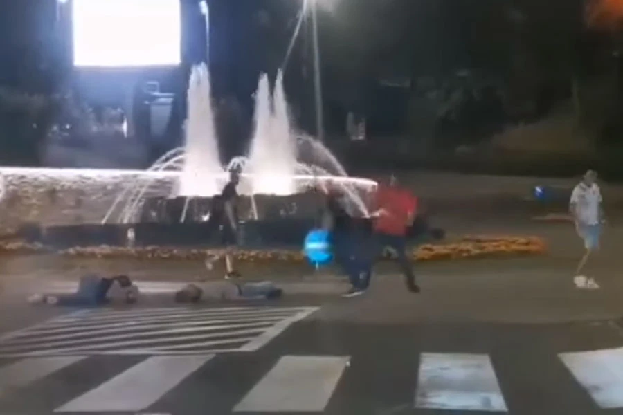 VIDEO | Brutalno šaketanje u sred grada: Privedeno pet osoba