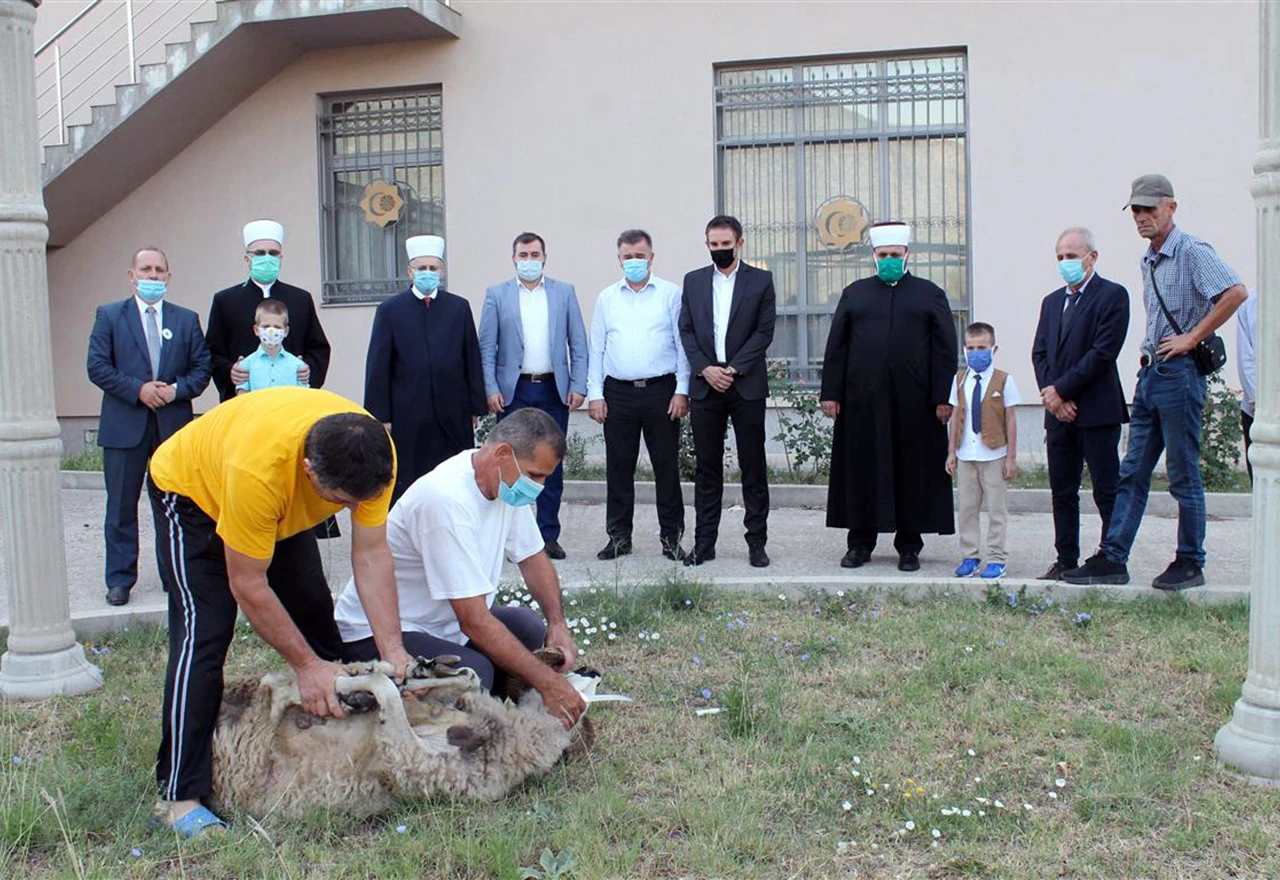 Zaklan kurban ispred mostarske medrese