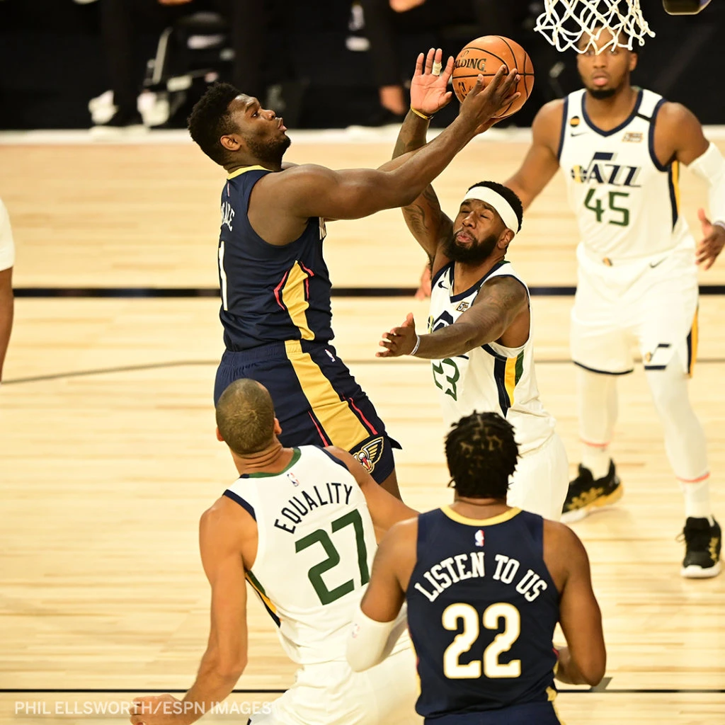 Svi NBA igrači na početku utakmica klečali tijekom intoniranja himne