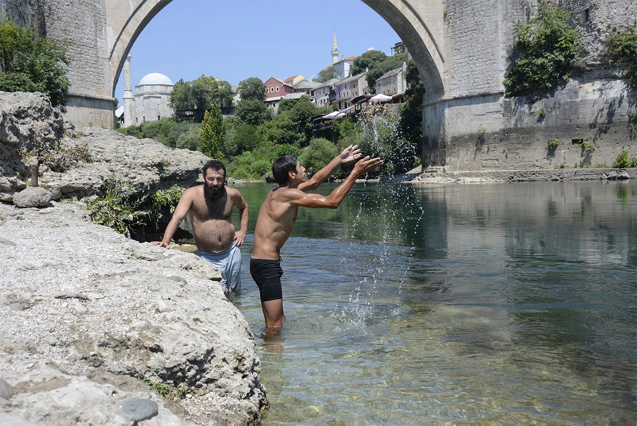 Tropske vrućine u Mostaru - svima je trebalo osvježenje