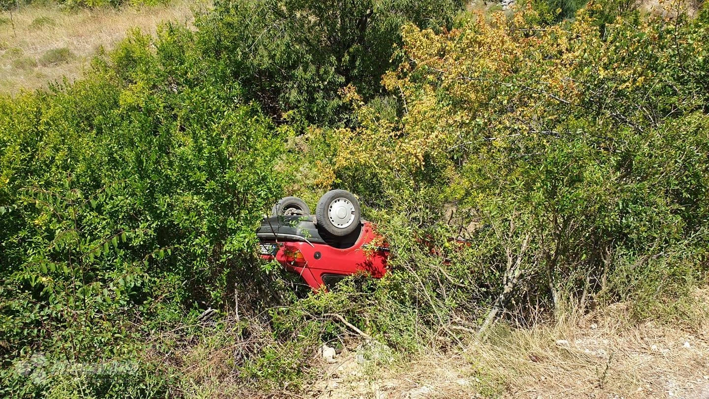 Prevrnuo se automobil, dvoje putnika ozlijeđeno