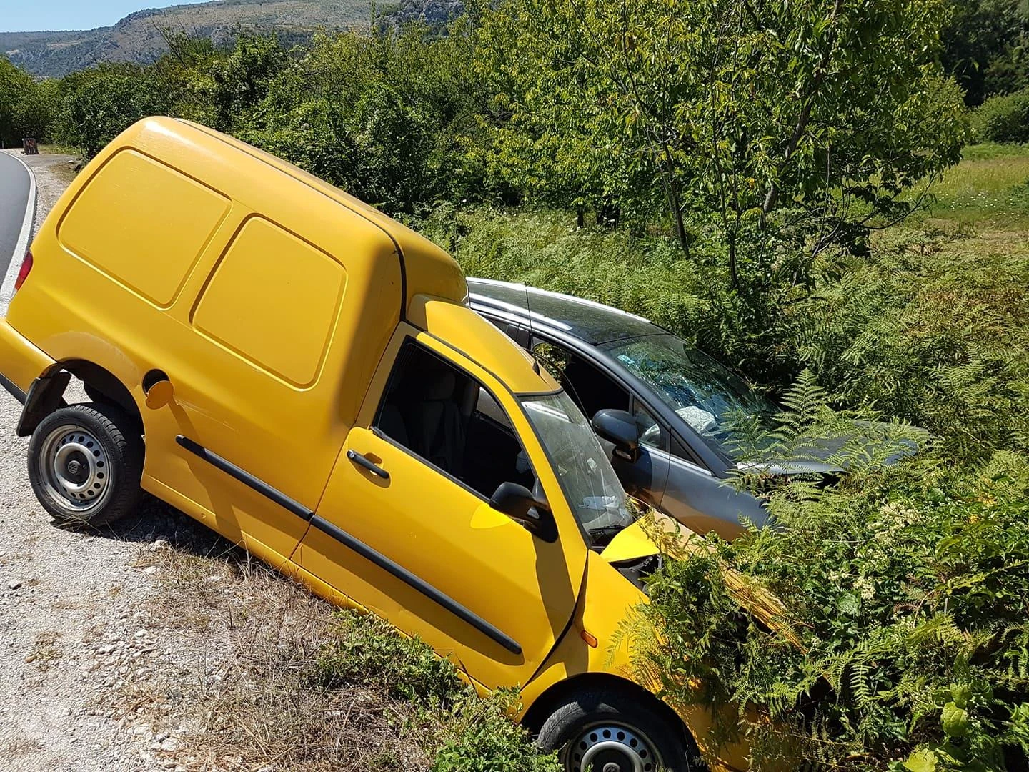 M-17: Automobili sletjeli s ceste, tri osobe lakše ozlijeđene