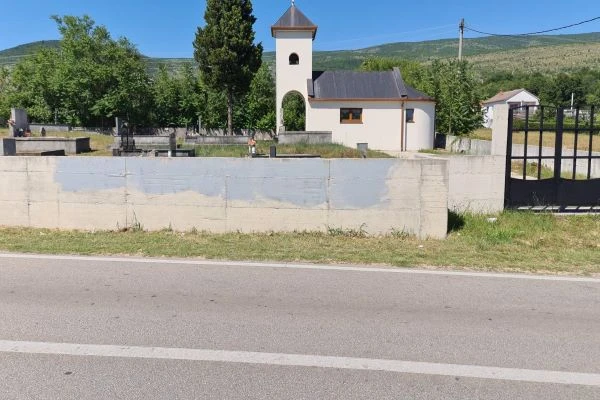Mještani Dobriča prebojali grafit sa zida pravoslavnog groblja