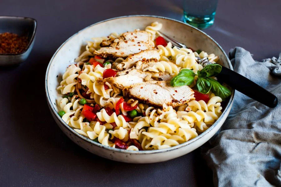 Hladna, fina i puna proteina: Recept za brzu salatu s tjesteninom i piletinom